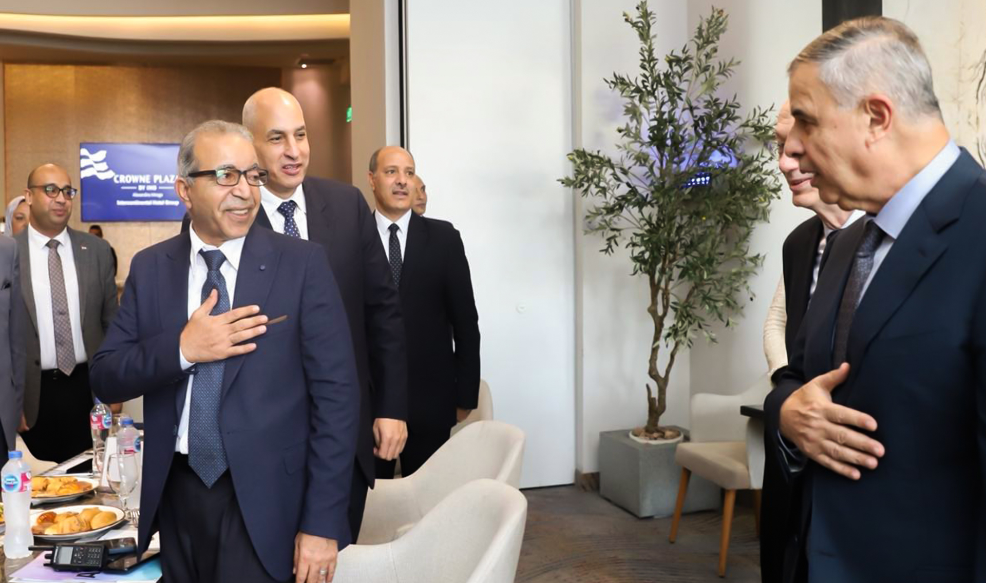 بحضور رئيس شركة الصرف الصحي بالإسكندرية .. لقاء لمُحافظ الإسكندرية مع جمعية رجال الأعمال